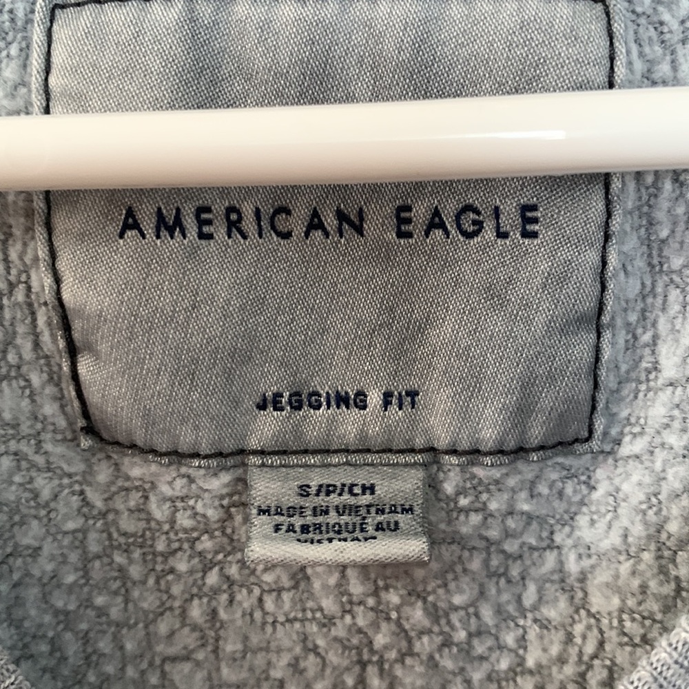 American Eagle Gray Lightweight Crewneck Jegging Fit Sweatshirt Sz S - Picture 2 of 3